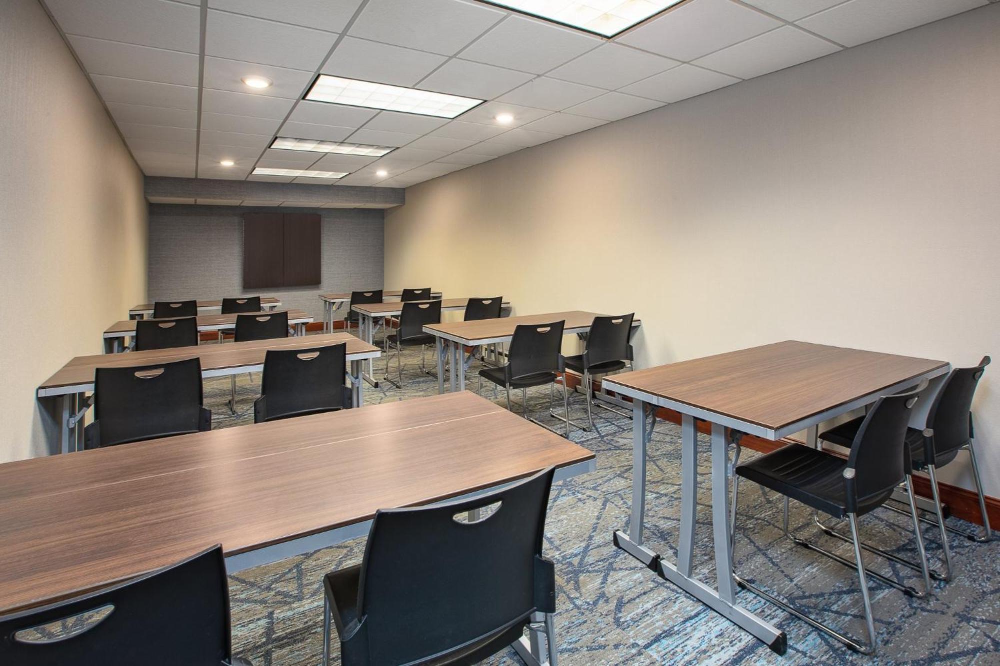 Holiday Inn Express Hotel & Suites Grand Rapids-North By Ihg Уолкер Экстерьер фото